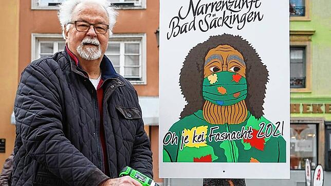 Narrenzunft-Archivar Gerhard Rohrer hängt das Schild an den Narrenbaum &ndash; pünktlich um 15 Uhr, wenn eigentlich der Baum gestellt ...