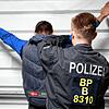 Ein Bundespolizist nimmt einen Mann fest. (Symbolbild)
