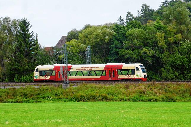 Noch fahren die Ringzugtriebwagen dieselbetrieben unter dem Fahrdraht der Schwarzwaldbahn. Die durchgehende Elektrifizierung ist ...