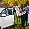 Sie freuen sich auf das Weihnachtsgewinnspiel 2023 (von links): Heiko Spitznagel, Regiomanager der SK ONE, der Werbevermarktung des ...