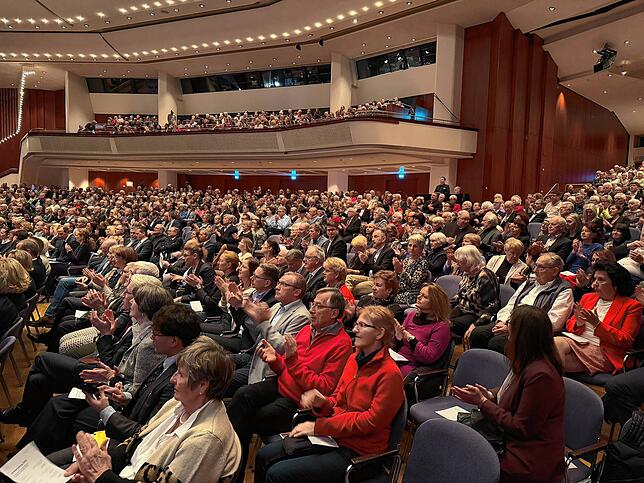 Eine Rede, die ankam: Im voll besetzten Hugo-Eckener-Saal des Graf-Zeppelin-Hauses spendeten die Besucher Oberbürgermeister Simon ...