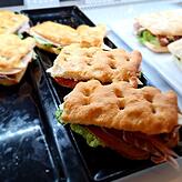 Focacce mit italienischem Schinken oder Käse oder Mortadella.