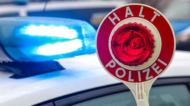 Die Anhaltesignale zeigten bei dem Motorradfahrer keine Wirkung. (Symbolbild)
