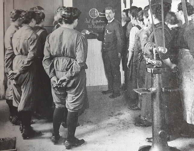 Frauen in der Anlernwerkstatt bei der damaligen Motorenbau GmbH in Friedrichshafen. Sie wurden angelernt und dann verschiedenen ...