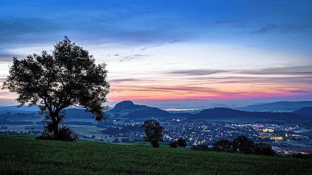 Ein Bild von Leserreporter Michael Toth zeigt einen wunderschönen Blick auf den Hohentwiel und Hegau.