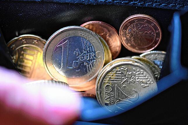 Geldstücke liegen in einem Portemonnaie. Die extrem hohe Inflation bremst Deutschlands Sparer aus.