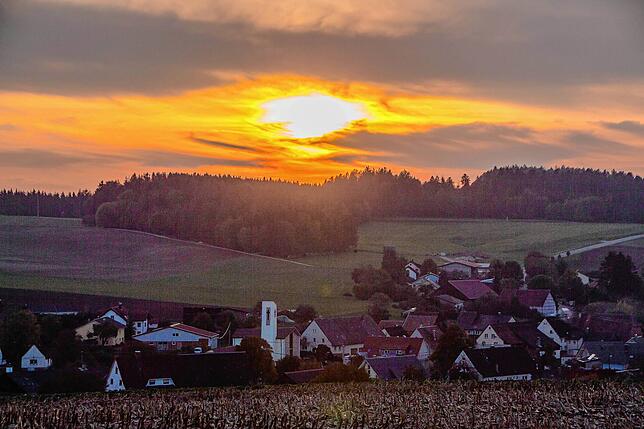 Während von Tengen aus die Sonne über Hegau und Bodensee aufgeht, senkt sie sich hinter dem Randen &ndash; hier vor dem Blumberger ...