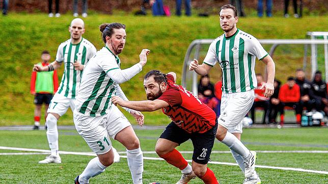 Ali Sari vom VfB Villingen (rotes Trikot) versucht, Niklas Beha (DJK Villingen) zu entwischen. Das A 1-Spitzenspiel endete mit einer ...
