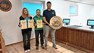 Doppelsiegerin Emily Fautz (von links), ein weiterer Vertreter der Mannschaft „Fauzies“ und Simon Kienzler mit KK-Ehrenscheibe bei der ...