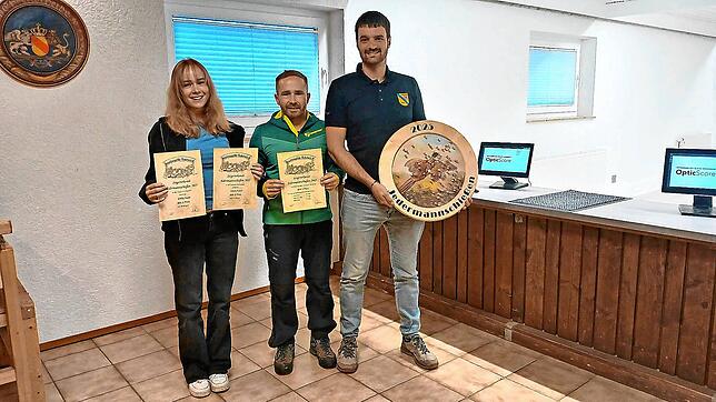 Doppelsiegerin Emily Fautz (von links), ein weiterer Vertreter der Mannschaft „Fauzies“ und Simon Kienzler mit KK-Ehrenscheibe bei der ...