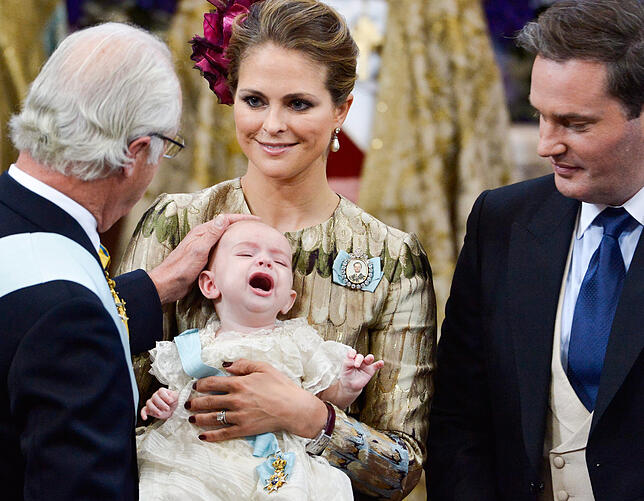 Schwedens König Carl Gustaf (links) berührt 2015 bei der Taufe seinen Enkel Prinnz Nicolas Paul Gustaf, Herzog von Angermanland, der in ...