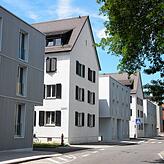 0,65 Hektar, 70 Wohnungen geplant, 119 realisiert, fertig oder fast fertig. Nachverdichtung zwischen den bestehenden Gebäuden.