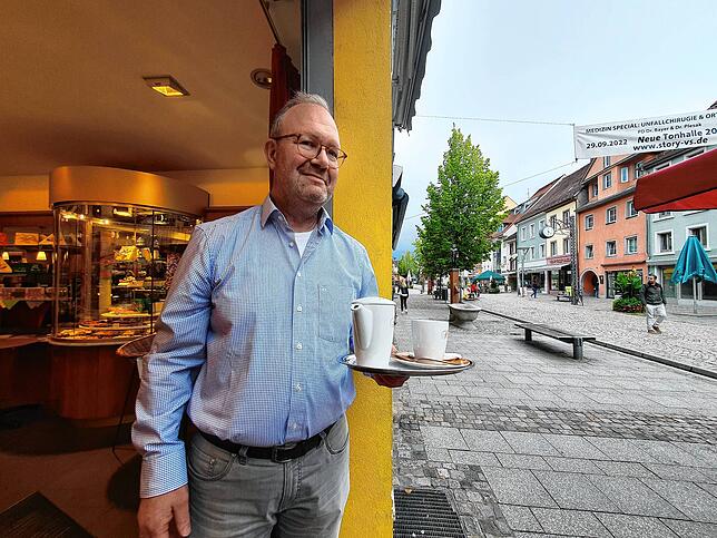 Uwe Hilsenbeck hat 70 Plätze in seinem Villinger Café. Die zuletzt oft leere Stadt beschert ihm ein Minus.