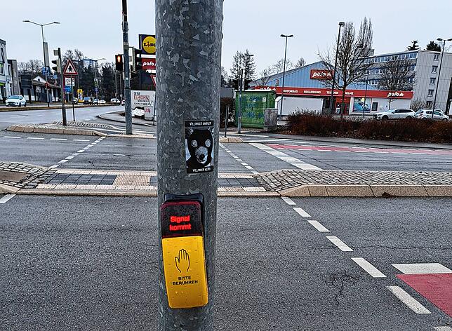 Es gibt auch gute Neuigkeiten: Hier am Krebsgraben stehen Fußgänger nicht mehr so lange an der Ampel wie früher.