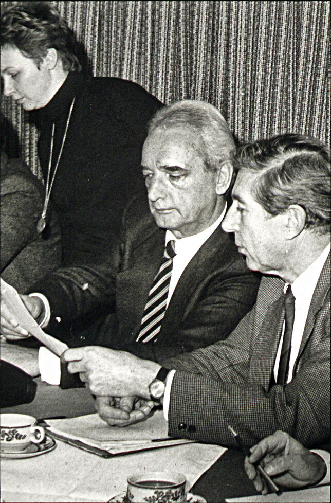 Blumbergs Bürgermeister Werner Gerber (Mitte) und Karl-Hans Zimmermann von der Bundesbahn tüfteln gemeinsam an dem Start der ...