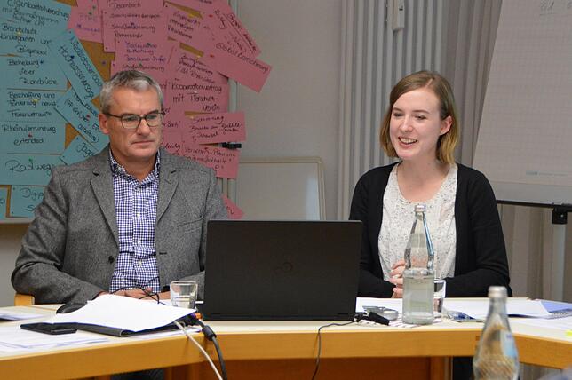 Bertram Roth und Berit Ötinger von der KE stellten das 80-seitige Werk im Gemeinderat vor.