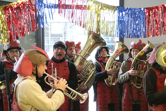 Bild 25: Narren besuchen an Rosenmontag die SÜDKURIER-Redaktion (Teil 1)