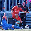 Der 1. FC Rielasingen-Arlen (Gianluca Serpa überspielt hier den Walldorfer Roen Fordyce Hlywka) muss sich im Duell mit dem FC Astoria ...