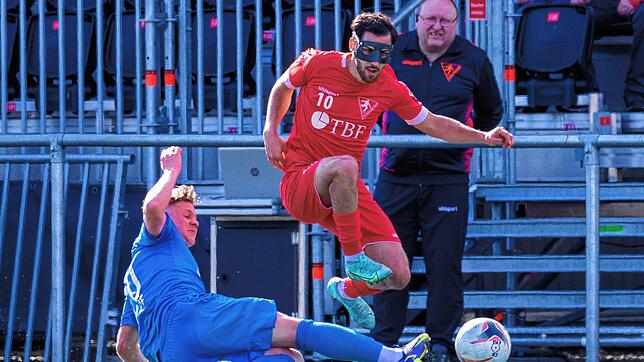 Der 1. FC Rielasingen-Arlen (Gianluca Serpa überspielt hier den Walldorfer Roen Fordyce Hlywka) muss sich im Duell mit dem FC Astoria ...