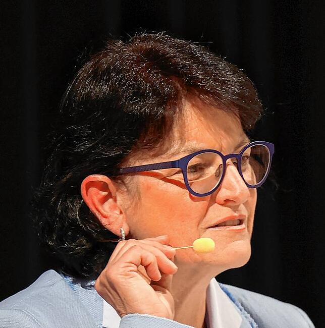 Bürgermeisterin Monika Laule erklärt, dass es durch die Verdichtung zu Problemen kommt, dem Kita-Bau nachzukommen.