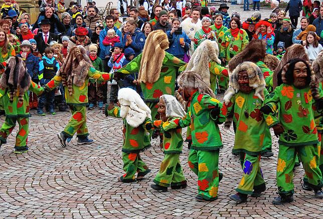 Der Joggele-Kinder-Tanz gehört zum Narresamschtig dazu – samt Häs und Maske darf bereits in jungen Jahren alles von den ...