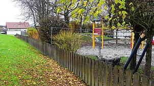 Der Holzzaun um den Kindergarten in Ahausen ist stellenweise morsch und zu niedrig. Die neue Begrenzung soll höher werden und ...