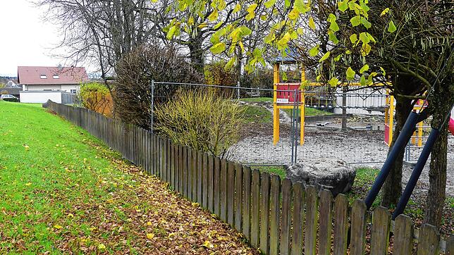 Der Holzzaun um den Kindergarten in Ahausen ist stellenweise morsch und zu niedrig. Die neue Begrenzung soll höher werden und ...