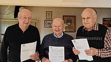 Helmut Keller, Arthur Bausch und Egon Heizmann (von links) werden im Männergesangverein Stetten mit der Goldenen Ehrennadel ...