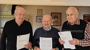 Helmut Keller, Arthur Bausch und Egon Heizmann (von links) werden im Männergesangverein Stetten mit der Goldenen Ehrennadel ...