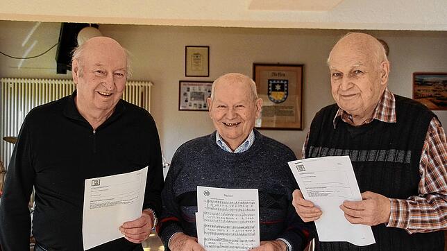 Helmut Keller, Arthur Bausch und Egon Heizmann (von links) werden im Männergesangverein Stetten mit der Goldenen Ehrennadel ...