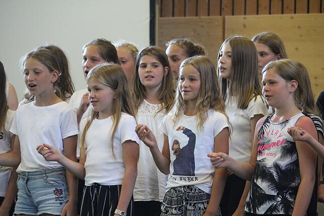 Musik ist das Thema bei Gerhard Lauffers Abschied. Hier singt der Schulchor der Realschule.