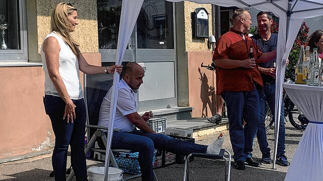 Julia Stärk unterstütz ihren etwas gehandicapten Mann Manuel im Wahlkampf. Laut Stärk muss nicht nur eine Kommune zum Bürgermeister ...