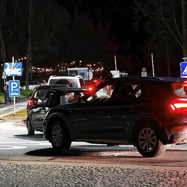 Das Nadelöhr: Nur eine einzige Fahrspur führt zum Mainau-Parkplatz. Die vielen Autos können nur tröpfchenweise ihr Ziel erreichen.