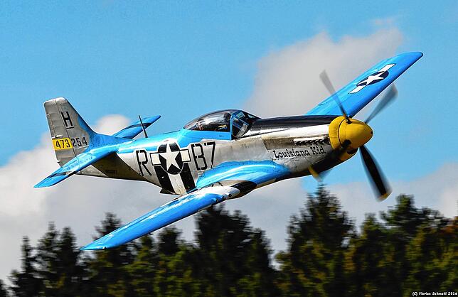 Bald 80 Jahre alt, aber topfit: Die P-51 Mustang „Louisiana Kid“ über dem Flugplatz von Degerfeld.