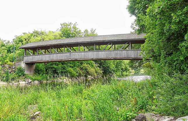 Die Holzbrücke überquert die Donau.