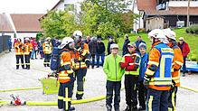Die Atemschutzträger der freiwilligen Feuerwehr haben die vermissten Jungs aus der brennenden Werkstatt geborgen und in Sicherheit ...