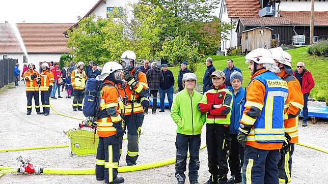 Die Atemschutzträger der freiwilligen Feuerwehr haben die vermissten Jungs aus der brennenden Werkstatt geborgen und in Sicherheit ...