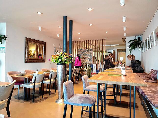 Die Einrichtung im Café Bacchus wirkt stilvoll und gemütlich.
