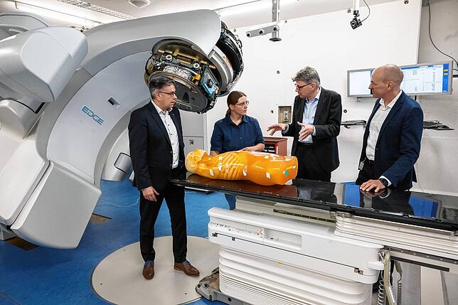 Markus Schneider, Stadtammann von Baden, im Gespräch mit Physikerin Silvia Peter, Regierungsrat Dieter Egli und Managing Director Guido ...