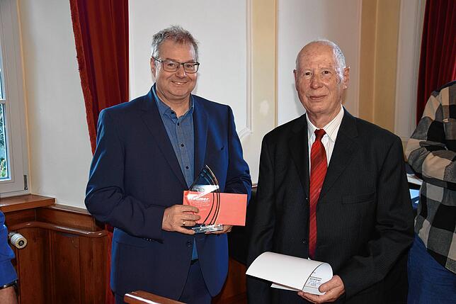 Ein Ehrenpreis wurde Gernot Hein (rechts), der Seele des Schachsports in Bad Säckingen, von Bürgermeister Alexander Guhl überreicht.