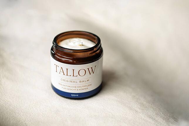 Ein Werbefoto der Tallow GmbH: Das Start-Up-Unternehmen wirbt damit, ihren Rindertalg für die Hautcreme vom Bodensee zu beziehen.