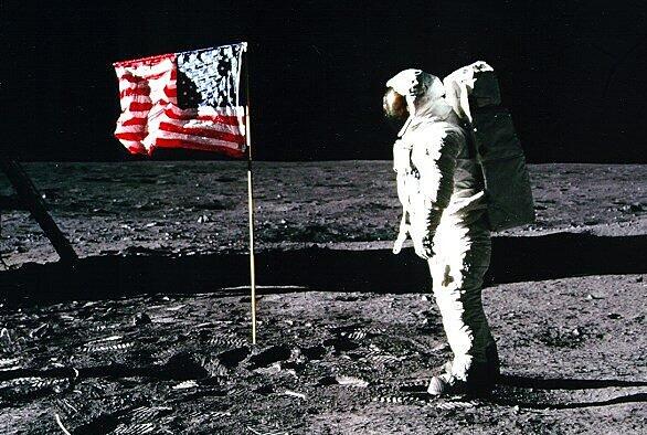 Edwin Aldrin vor der US-Flagge. Tatsächlich wirkt es, als wehe sie im Wind. Doch hätte die Nasa die Dummheit begangen, für Wind zu ...