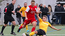 Fabian Möhrle (rechts/TSV Konstanz) stört Nicolas Schiller beim Spielaufbau.