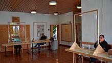 Trotz hoher Wahlbeteiligung hatten die Wahlhelfer Veronika Helmann, Heinrich Straub und Ramona Hug (von links) im Daisendorfer Rathaus ...