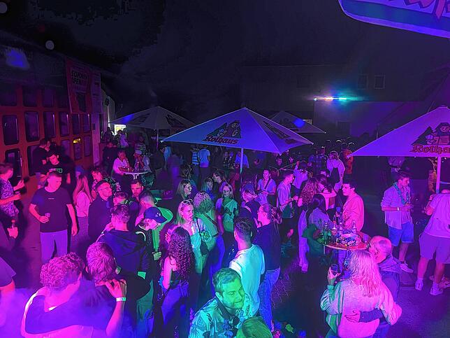 Beim Jubiläumsfest zum 20. Geburtstag des Bömmles herrschte im Innenhof vor dem Bürgerhaus beste Stimmung.