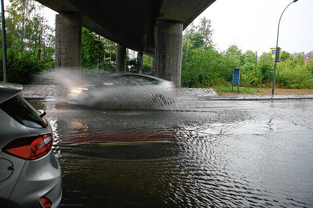Unter der Mühlenbrücke staut sich das Wasser.