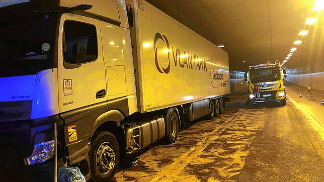 Der beschädigte Lastwagen im Tunnel bei Bietingen: Der aufgerissene Tank der Zugmaschine ist deutlich zu erkennen.