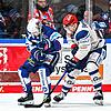 Ein umkämpftes Duell lieferten sich gestern Abend die Iserlohn Roosters um Shane Gersich (links) und die Schwenninger Wild Wings um ...