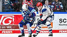 Ein umkämpftes Duell lieferten sich gestern Abend die Iserlohn Roosters um Shane Gersich (links) und die Schwenninger Wild Wings um ...