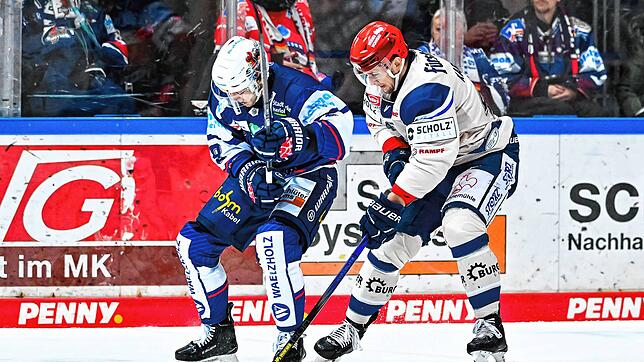 Ein umkämpftes Duell lieferten sich gestern Abend die Iserlohn Roosters um Shane Gersich (links) und die Schwenninger Wild Wings um ...